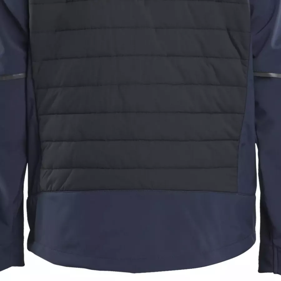 **Extended Back** provides extra coverage and warmth when you bend or move.