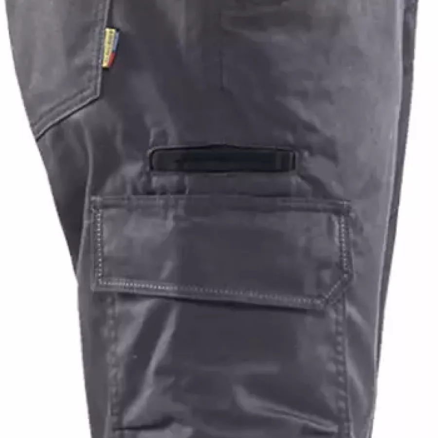 **Leg Pockets** keep your essentials within easy reach so you can work efficiently without breaking stride.