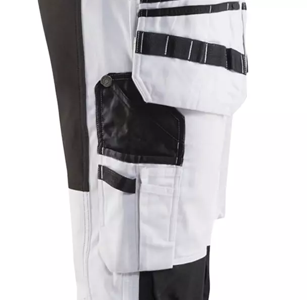 Die Haltbarkeit, die Sie für anspruchsvolle Arbeit benötigen, ist in diese Hose mit **CORDURA®-Verstärkungen an den Nageltaschen, der Zollstocktasche und den Knien** eingebaut. Dies bietet zusätzliche Stabilität dort, wo Sie sie am meisten brauchen, und stellt sicher, dass Ihre Hose den Belastungen des täglichen Gebrauchs standhält und länger hält.