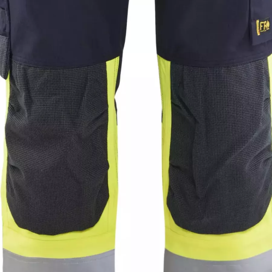 **CORDURA®-Reinforced Knee Protection Pockets** keep you comfortable during kneeling when used with knee inserts.