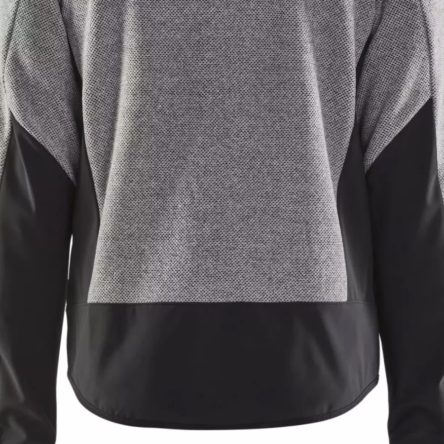 **Extended Back** shields your lower back from wind and cold.