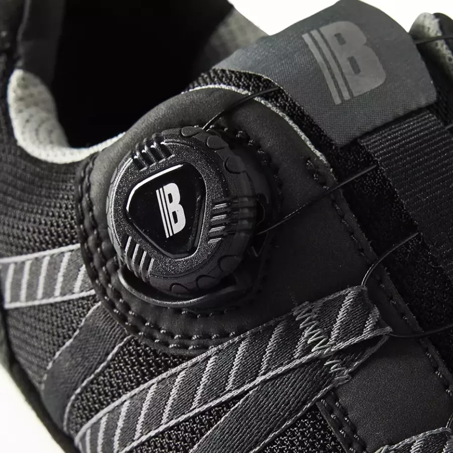 Das **Freelock System** ermöglicht müheloses An- und Ausziehen und sorgt dabei stets für einen sicheren, individuellen Sitz.