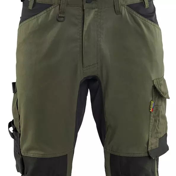 Halten Sie Ihr Werkzeug organisiert und griffbereit mit einem Mehrtaschensystem, das feste Nageltaschen mit CORDURA®-Verstärkung umfasst. Eine spezielle verstärkte Zollstocktasche verfügt über einen Messerhalter und eine Stifttasche, wodurch alle wichtigen Gegenstände während der Arbeit leicht zugänglich und sicher sind.