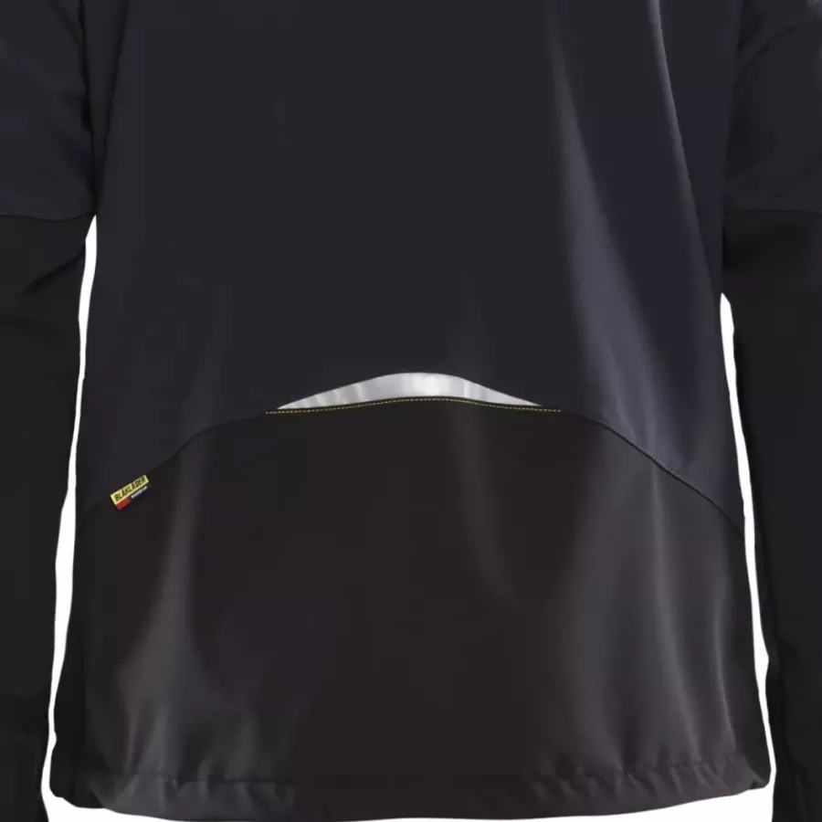 **Extended Back** provides extra coverage and warmth when you bend or move.