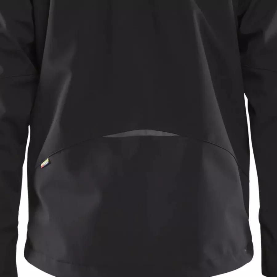 **Extended Back** provides extra coverage and warmth when you bend or move.