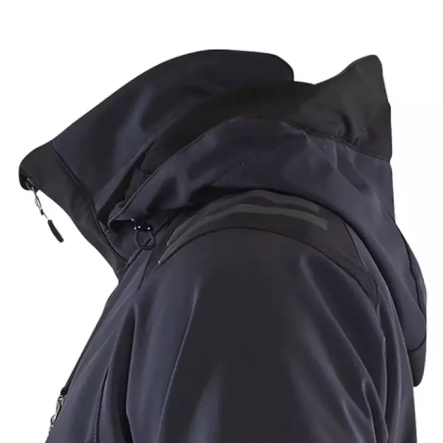 **Abnehmbare Kapuze** bietet flexiblen Schutz, der sich an wechselnde Witterungsbedingungen anpasst.