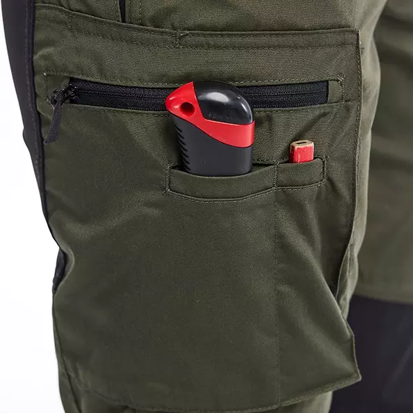 Bleiben Sie organisiert mit praktischen **Stift- und Messertaschen**, die beidseitig für Links- und Rechtshänder nutzbar sind. Zusätzlich bietet eine **innenliegende Handytasche aus Mesh** eine sichere und atmungsaktive Aufbewahrung für Ihr Smartphone, hält es geschützt und griffbereit, ohne die Bewegungsfreiheit einzuschränken.