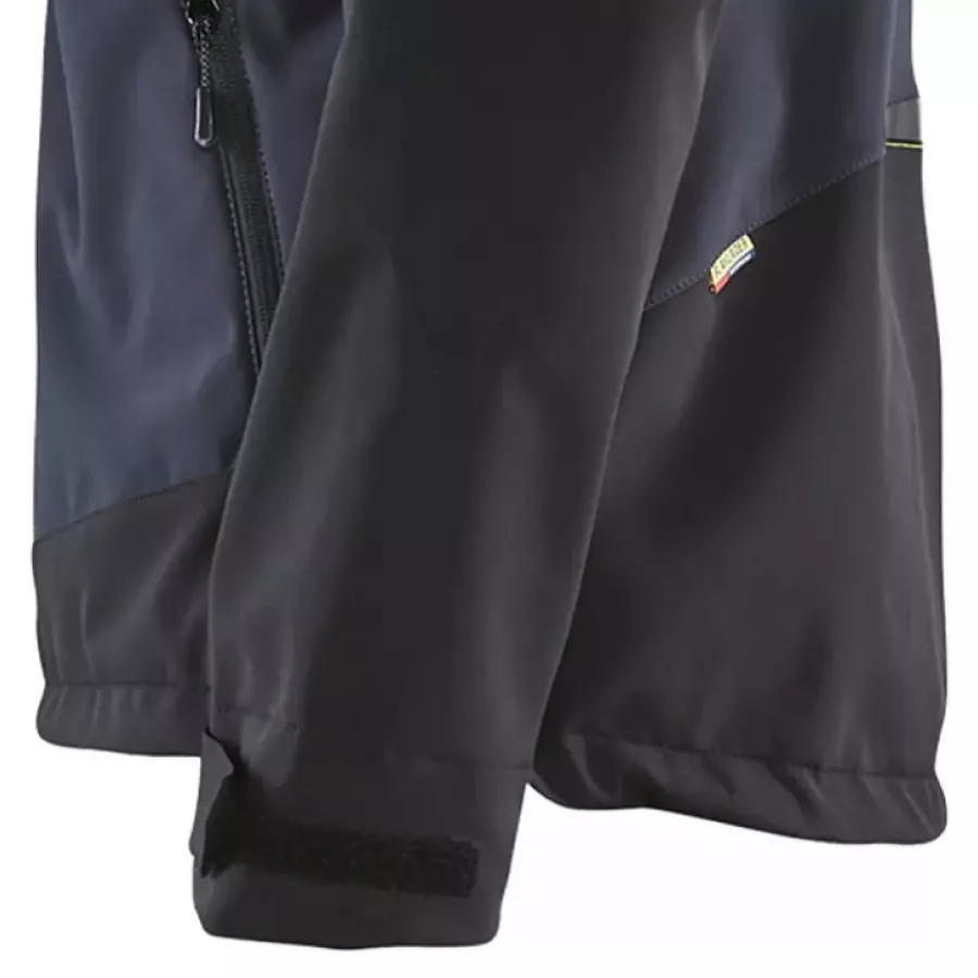 **Verstellbare Klettverschluss-Ärmelbündchen** halten den Wind ab und ermöglichen es Ihnen, die Passform präzise anzupassen für ganztägigen Komfort.