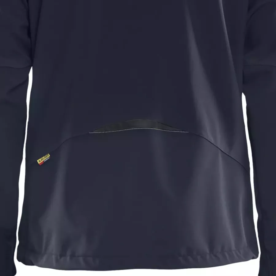 **Extended Back** provides extra coverage and warmth when you bend or move.