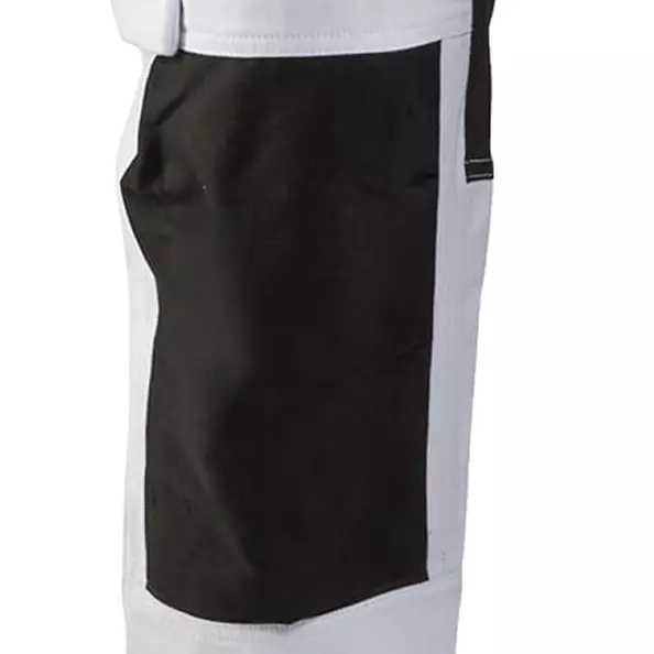 Bleiben Sie bequem und geschützt beim Arbeiten auf den Knien mit **externen Knieschonertaschen** aus **verstärktem CORDURA®-Stretch-Gewebe**. Das Design ermöglicht es Ihnen, Polster einfach einzusetzen und sicher zu halten, und bietet *ganztägigen Komfort* beim Arbeiten auf Böden oder in engen Räumen, um Druck und Ermüdung zu reduzieren.