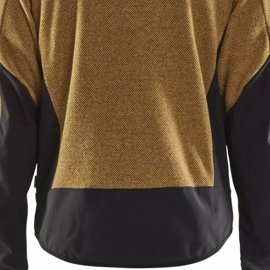 **Extended Back** shields your lower back from wind and cold.