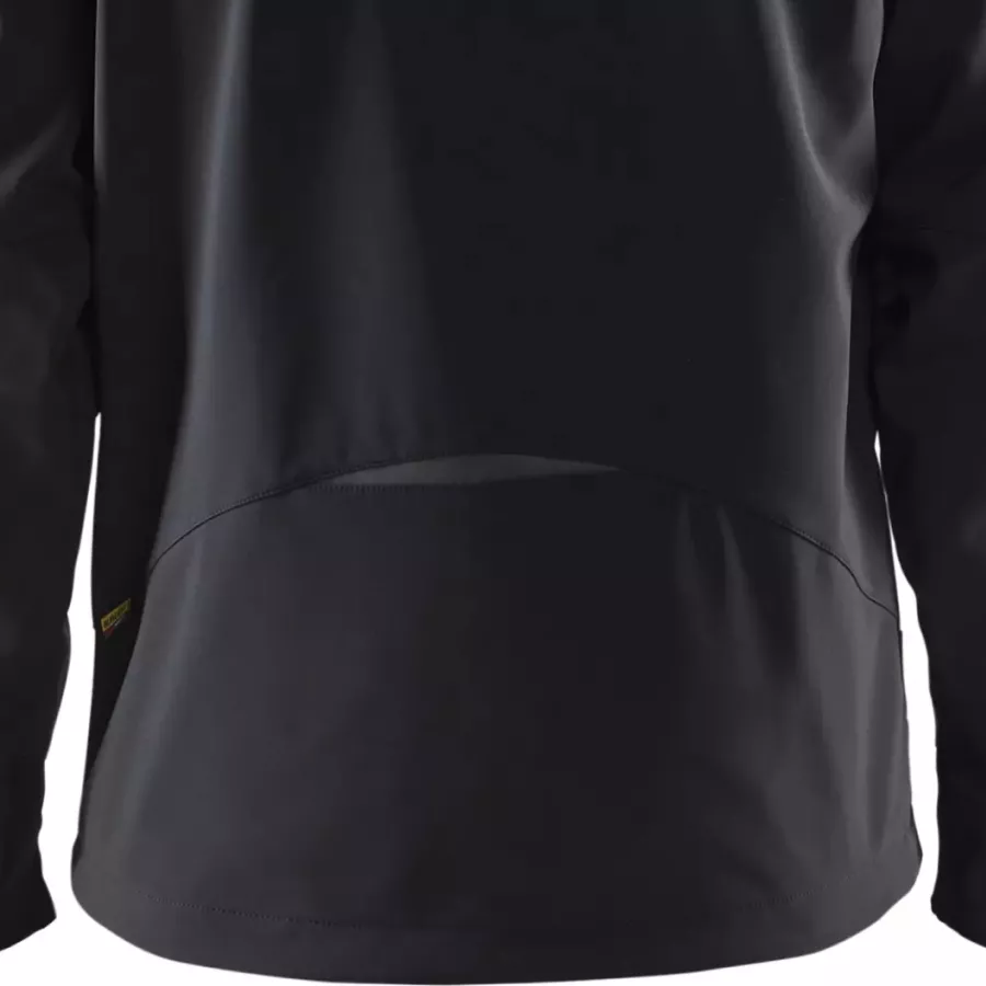 **Extended Back** provides extra coverage and warmth when you bend or move.