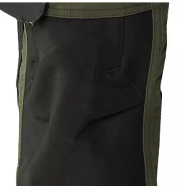 Bleiben Sie bequem und geschützt beim Arbeiten auf den Knien mit **externen Knieschützertaschen** aus **CORDURA®-stretch** Gewebe. Das Design ermöglicht es Ihnen, Polster einfach einzusetzen und sicher zu fixieren, und bietet *ganztägigen Komfort* beim Arbeiten auf Böden oder in engen Räumen, wodurch Druck und Ermüdung reduziert werden.
