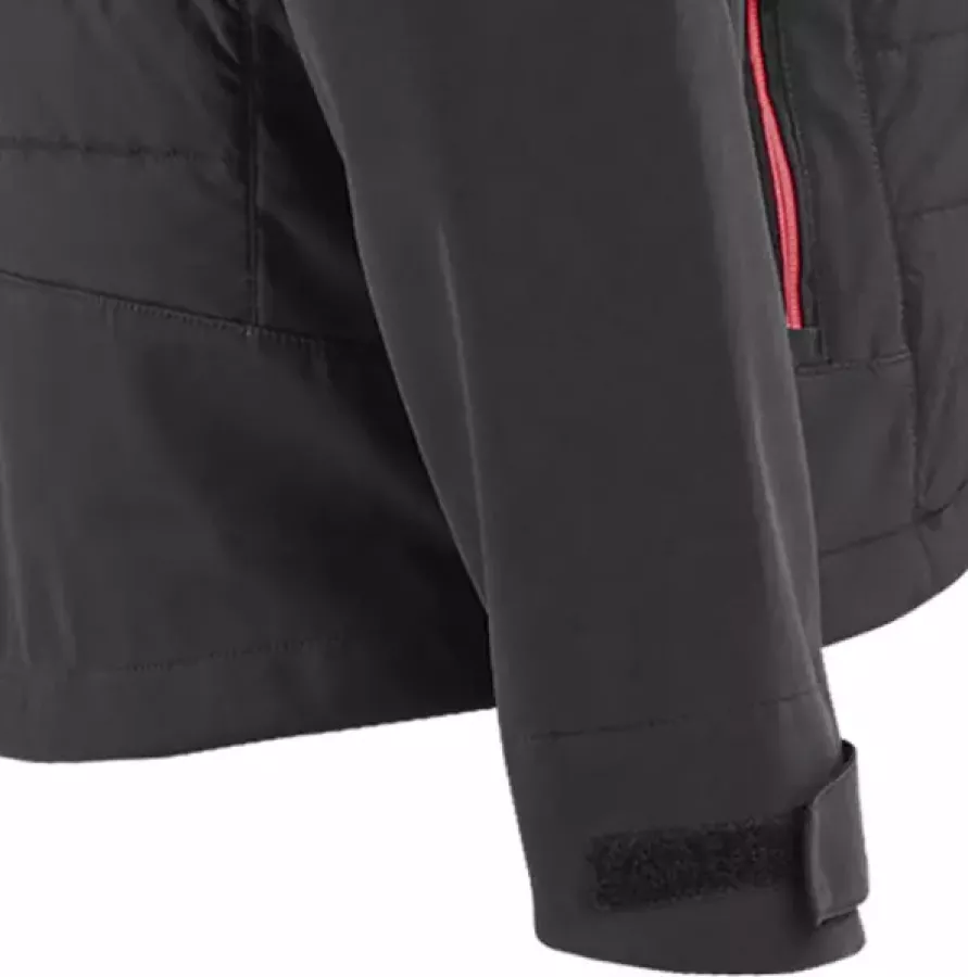 **Verstellbare Klettverschluss-Ärmelbündchen** halten Wind ab und ermöglichen es Ihnen, die Passform für ganztägigen Komfort fein abzustimmen.