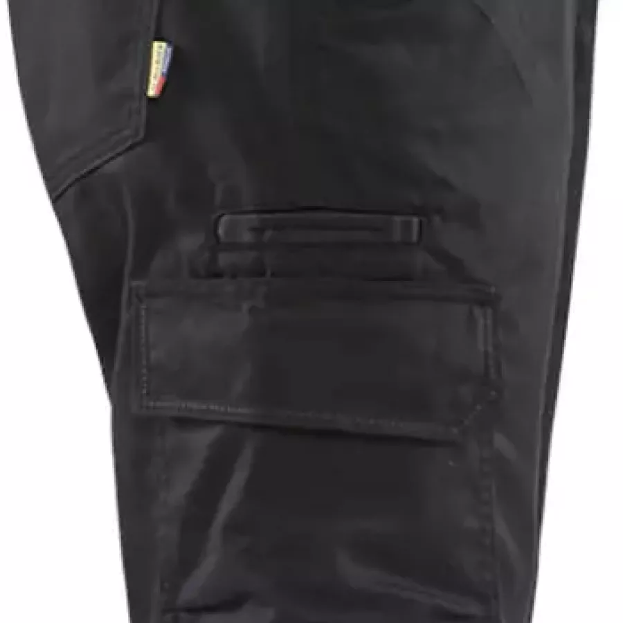**Leg Pockets** keep your essentials within easy reach so you can work efficiently without breaking stride.