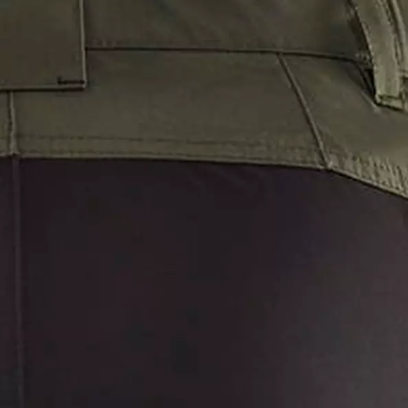 Das feingewebte Material (65% Polyester, 35% Baumwolle, 166 g/m²) ist leicht, abriebfest und schnelltrocknend – ideal für Service- und Innenarbeiten, bei denen man schnell ins Schwitzen gerät. Es bietet eine hervorragende Balance aus Komfort und Haltbarkeit und ist nach OEKO-TEX® MADE IN GREEN zertifiziert.