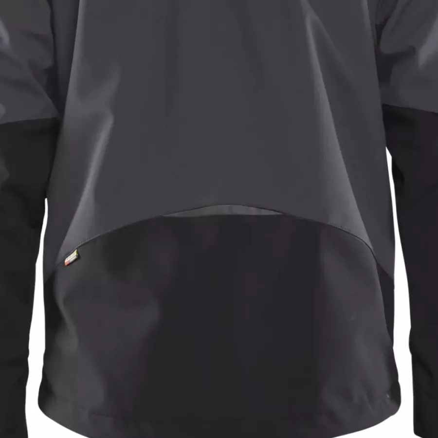 **Extended Back** provides extra coverage and warmth when you bend or move.