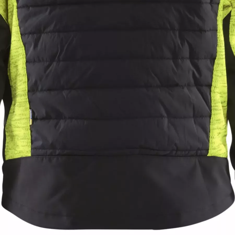 **Verlängerter Rücken** bietet zusätzlichen Schutz und Wärme beim Bücken oder Bewegen.