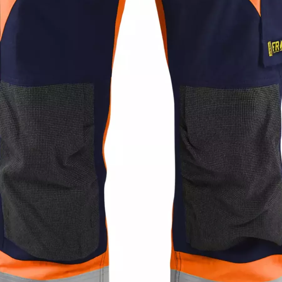 **CORDURA®-verstärkte Knieschutztaschen** sorgen für Komfort beim Knien bei Verwendung mit Kniepolstern.