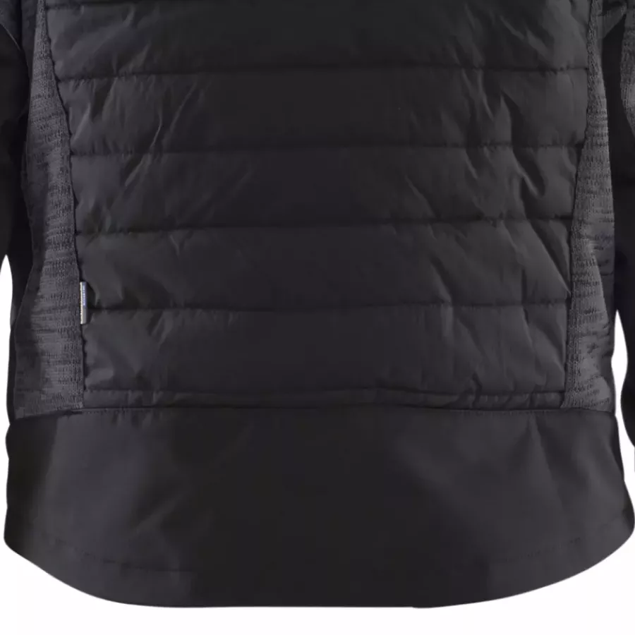 **Verlängerter Rücken** bietet zusätzlichen Schutz und Wärme beim Bücken oder Bewegen.