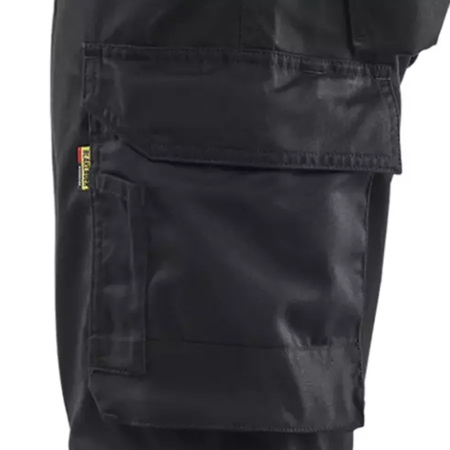 **Thigh Pocket with Internal Phone Pocket** organizes your essentials so your phone and tools are always at hand.