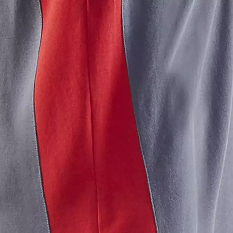 **Side Vents** provide extra freedom of movement and a breathable fit.