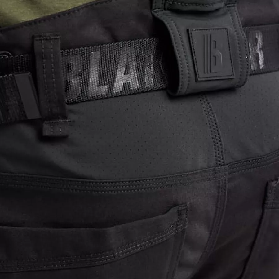 **Stretcheinsätze** ermöglichen mühelose Beweglichkeit, die Sie in jeder Position frei arbeiten lässt.