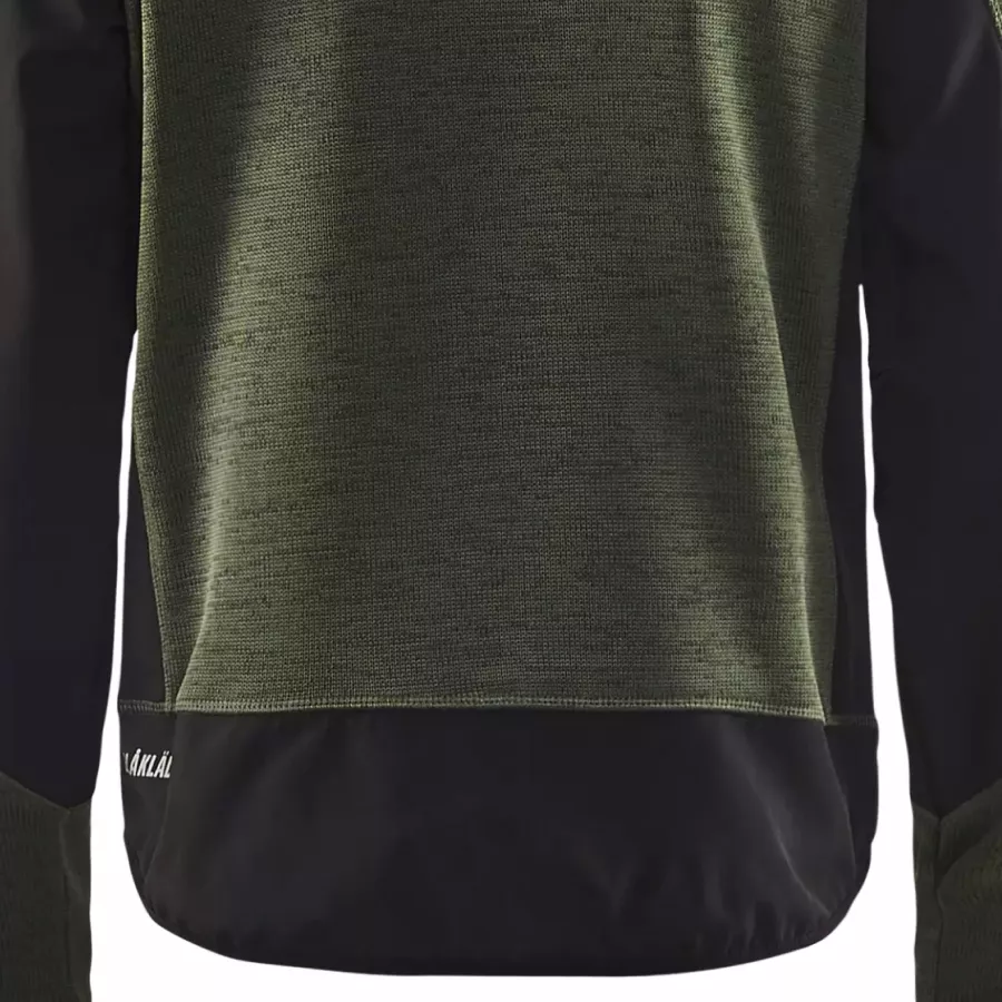 **Extended Back** provides extra coverage and warmth when you bend or move.