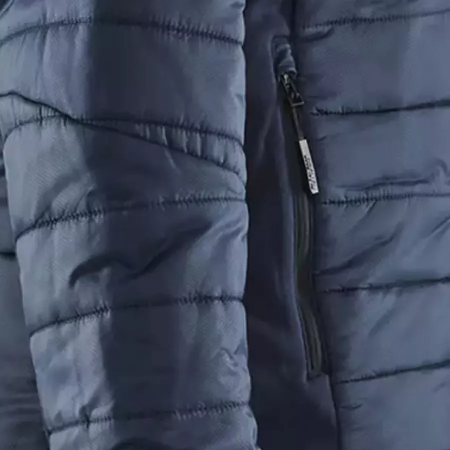 **Vordere Reißverschlusstaschen** sichern Ihre Wertsachen und halten sie griffbereit.