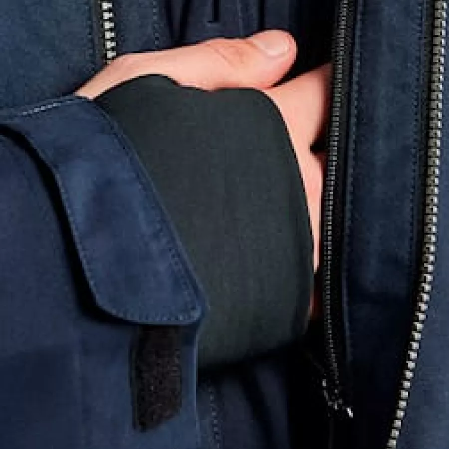 **Internal Phone Pocket** keeps your phone safe and within easy reach, so you stay connected without hassle.