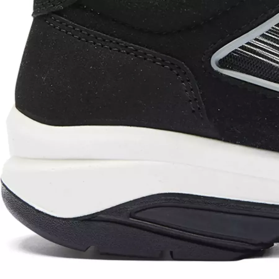 **Puncture Protection** gives you reassuring underfoot security so you can move confidently across unpredictable terrain.