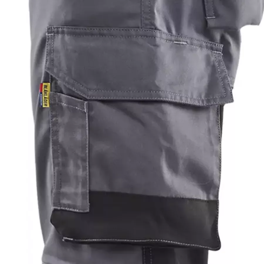 **Thigh Pocket with Internal Phone Pocket** organizes your essentials so your phone and tools are always at hand.