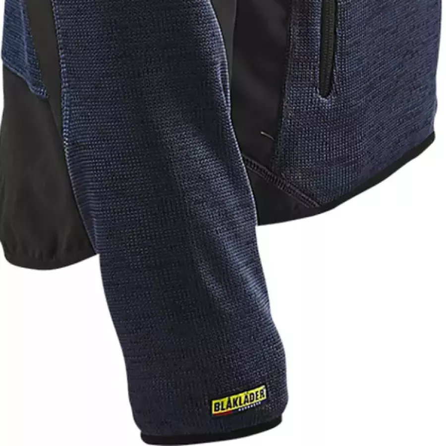 **Elastic Cuffs**  hug your wrists gently to keep you warm.