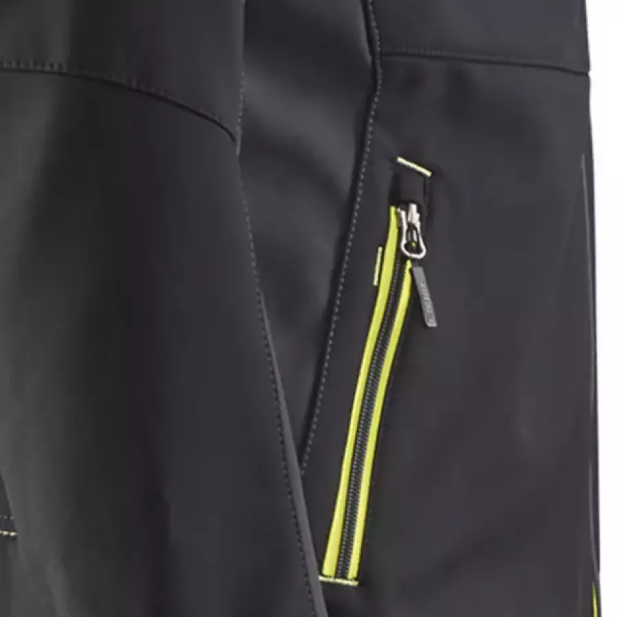 **Reißverschlusstaschen** halten Ihre Wertsachen sicher und leicht zugänglich.