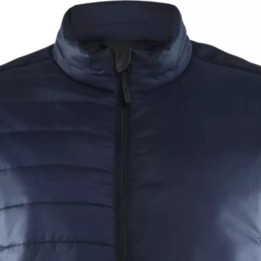 **Wasserabweisendes Material** hält Sie angenehm trocken, wenn das Wetter umschlägt.