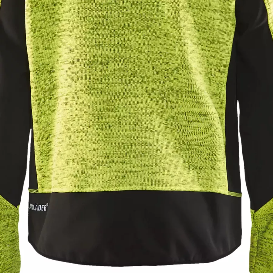 **Extended Back** provides extra coverage and warmth when you bend or move.