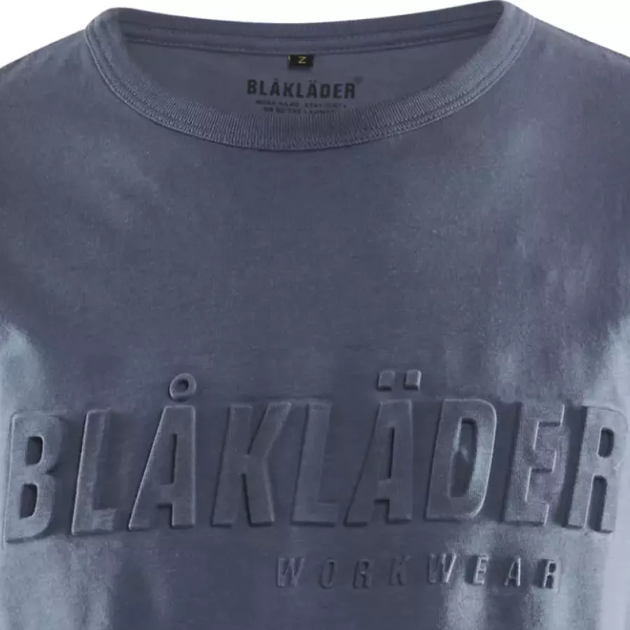 **Gerippter Rundhalsausschnitt** sitzt bequem und behält den ganzen Tag über seine Form.