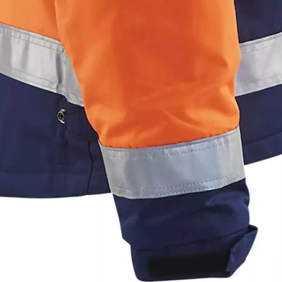 **Klettverstellbare Bündchen** ermöglichen eine Feineinstellung der Passform, um Wärme einzuschließen und Ablenkungen fernzuhalten.