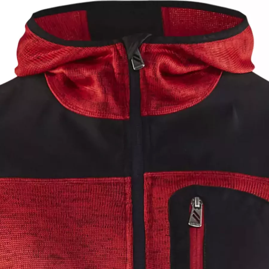 **Fixed Hood** wraps you in a streamlined fit that stays put when the wind picks up.
