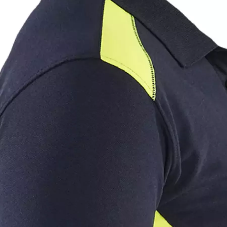 **Verstärkte Nacken- und Schulternähte** sorgen für dauerhafte Haltbarkeit, sodass das Shirt auch nach häufigem Tragen seine Form behält.