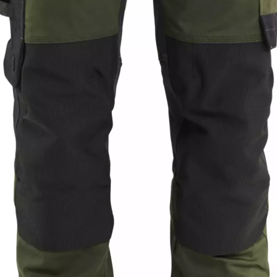 **CORDURA®-Reinforced Knee Pad Pockets** provide lasting comfort and confidence whenever you kneel.