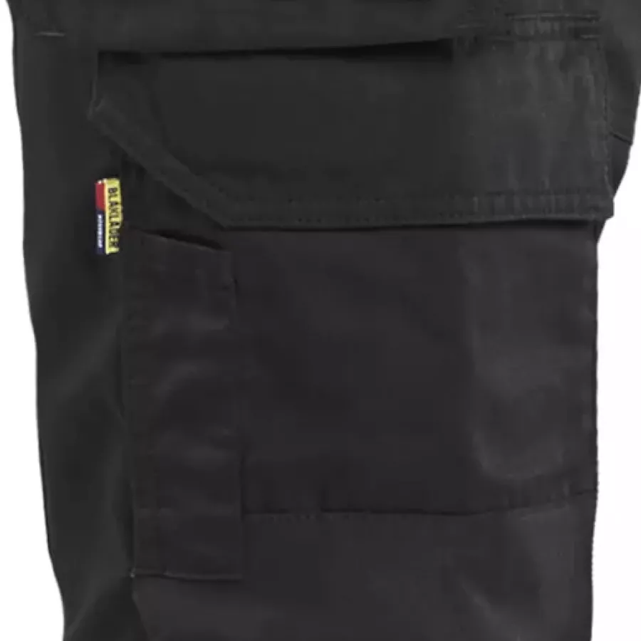 **Thigh Pocket with Inside Phone Pocket** keeps your phone and small gear neatly organized and always within reach.