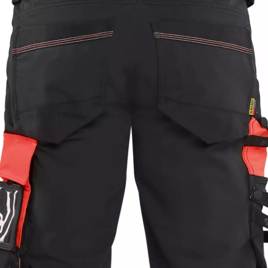 **Tool Pockets** keep your essentials within easy reach so you can work efficiently.