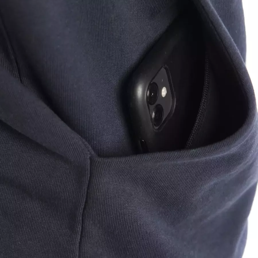 **Kängurutasche mit innenliegender Handytasche** wärmt Ihre Hände und hält Ihre wichtigsten Utensilien sicher und griffbereit.