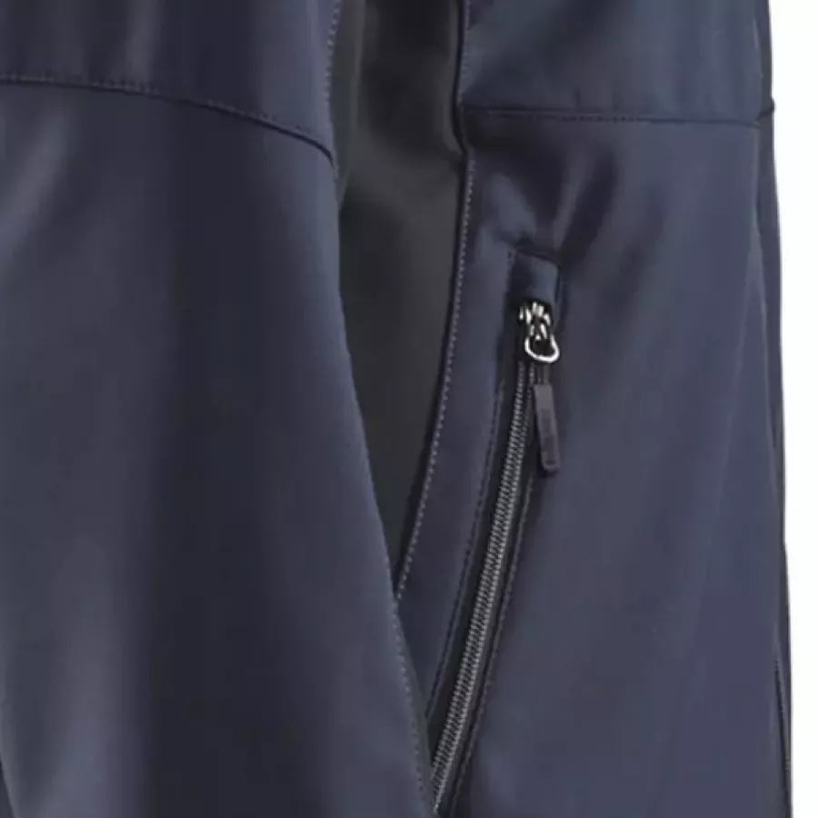 **Reißverschlusstaschen** halten Ihre Wertsachen sicher und leicht zugänglich.