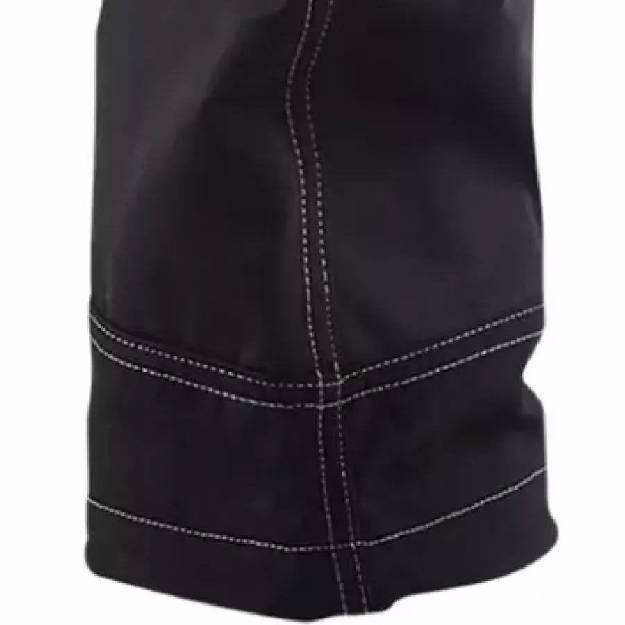 **Verstellbare Beinabschlüsse** ermöglichen eine individuelle Anpassung der Passform für reibungslose Bewegung über Stiefeln und wechselnde Tätigkeiten.