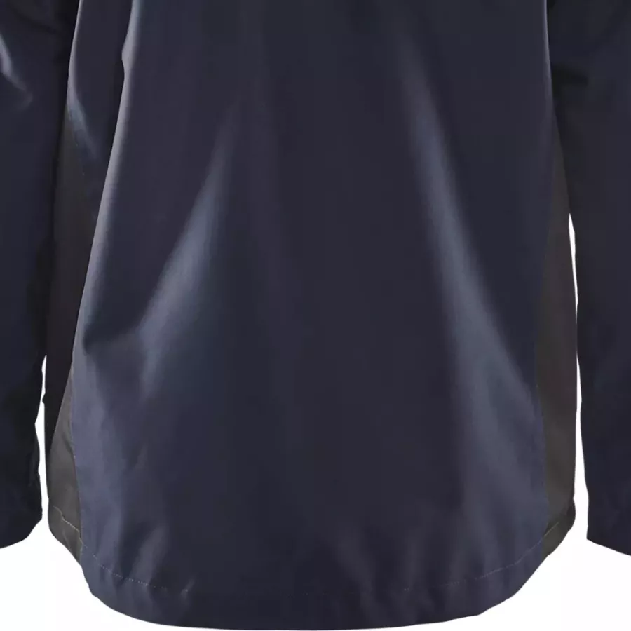 **Extended Back** provides extra coverage and warmth when you bend or move.