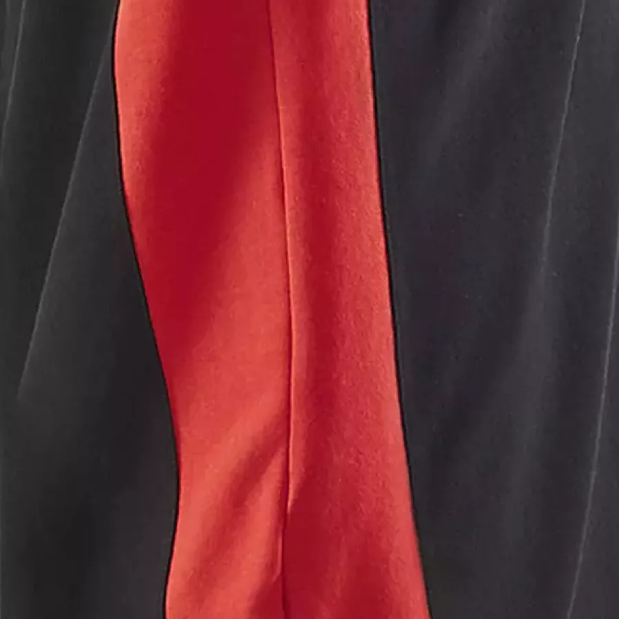 **Side Vents** provide extra freedom of movement and a breathable fit.