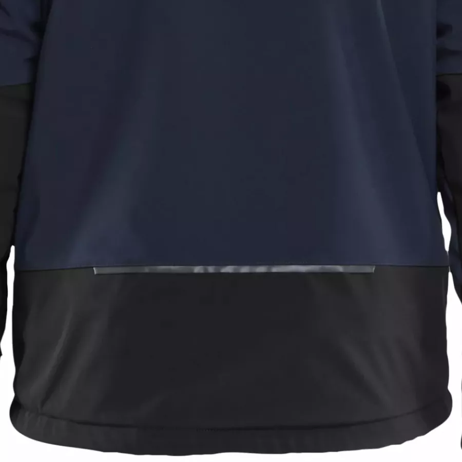 **Extended Back** provides extra coverage and warmth when bending or reaching.