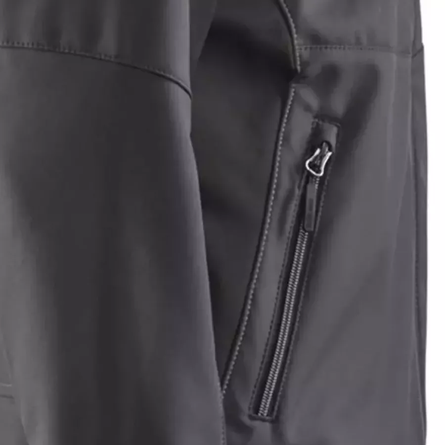 **Reißverschlusstaschen** halten Ihre Wertsachen sicher und leicht zugänglich.